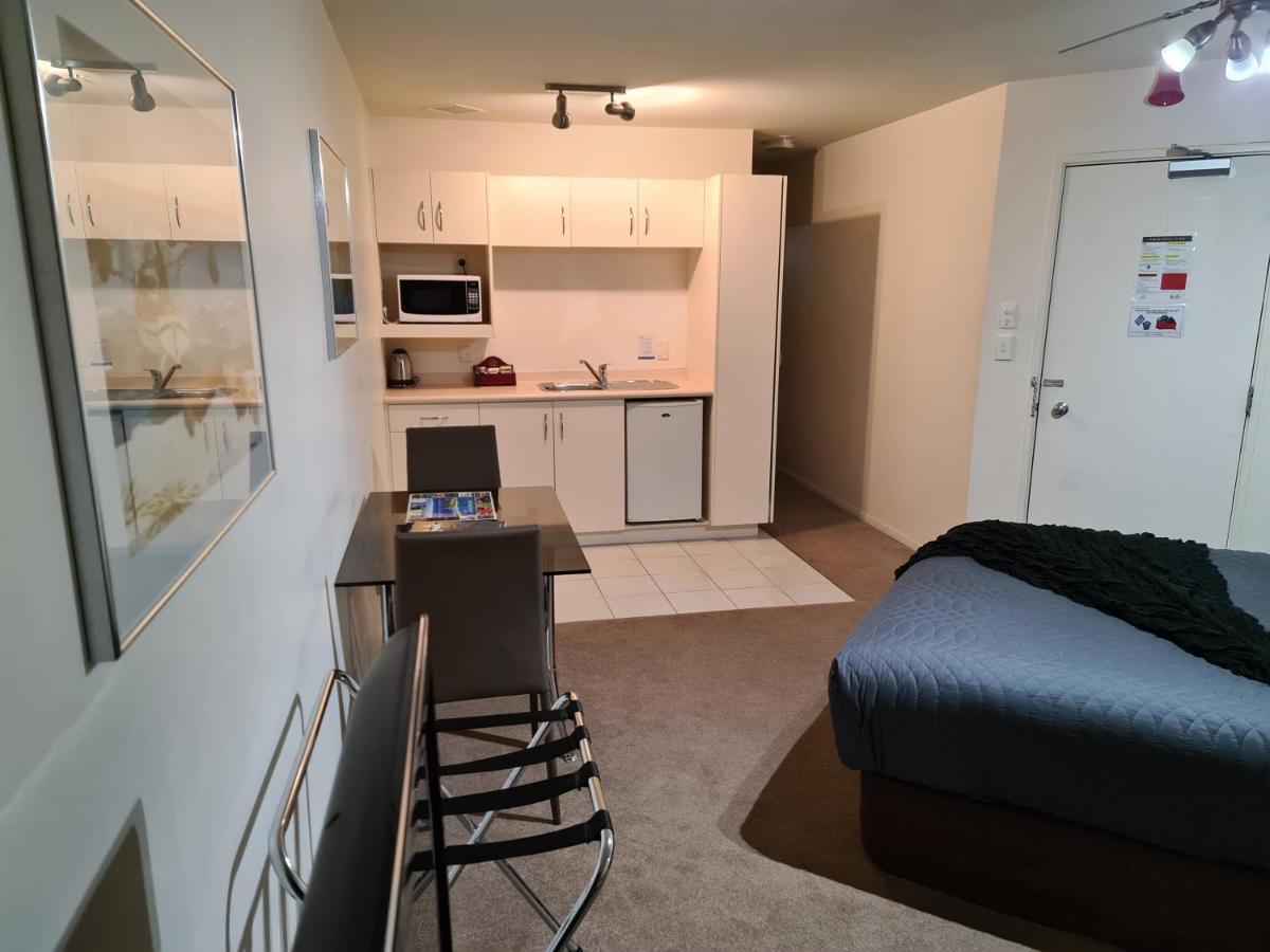 Oceanside Resort Internal Ground Floor Studio Unit Privately Owned In Mt Maunganui No External Window Or Air Conditioning Маунт Маунгануи Екстериор снимка